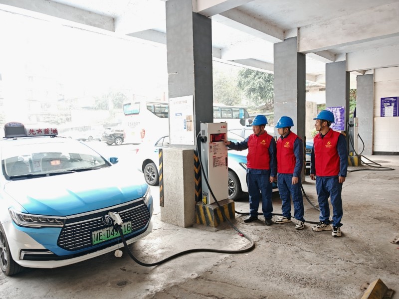 检查充电桩使用是否安全。四川省水电集团供图