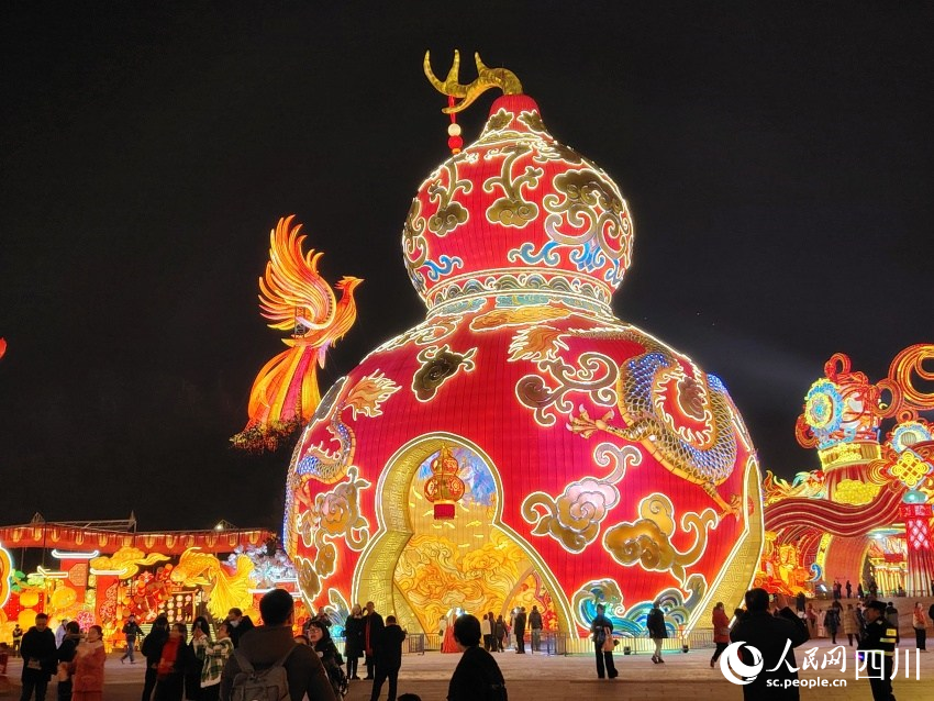 《福禄双至》灯组。实习生 伍晴摄