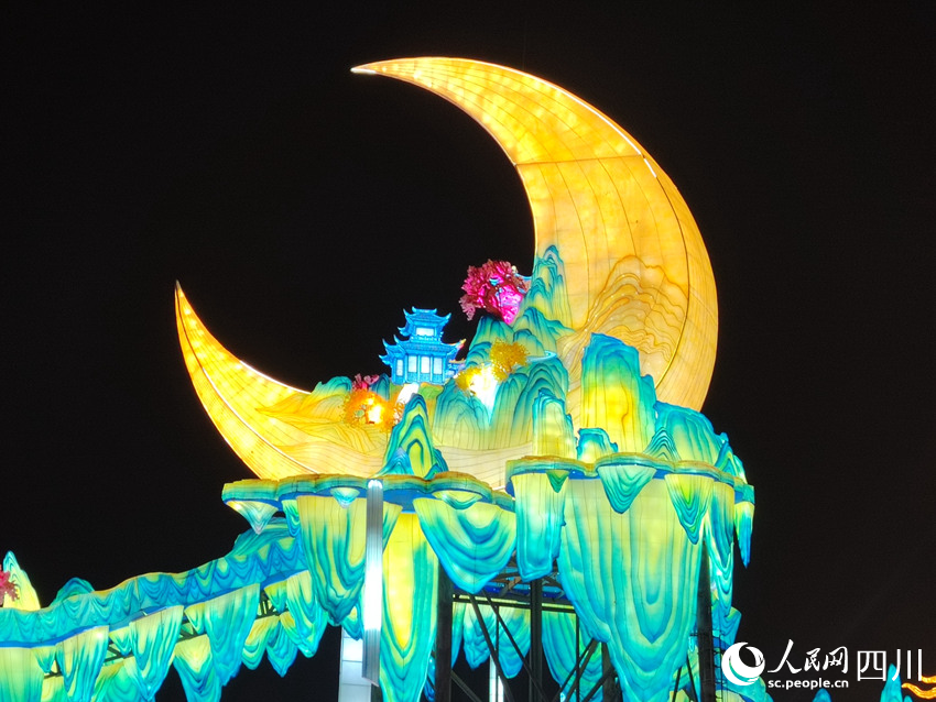 《乐创国潮》灯组。实习生 伍晴摄