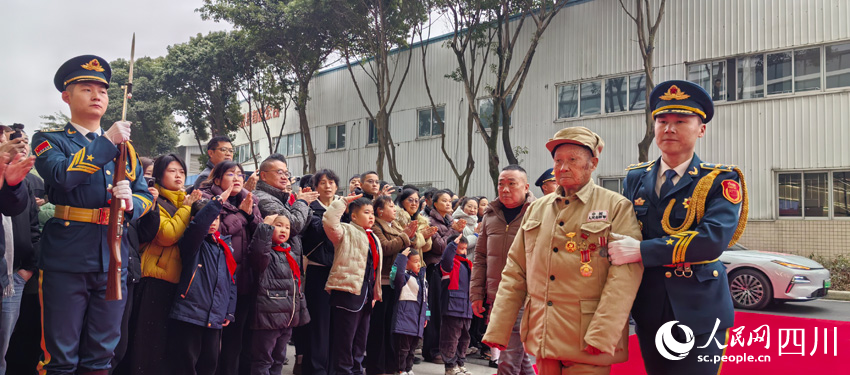 欢迎人群向抗美援朝老英雄敬礼致意。人民网记者 刘海天摄