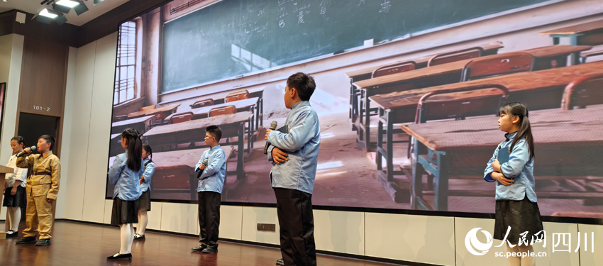 同学们表演节目《最后一课》。人民网记者 刘海天摄