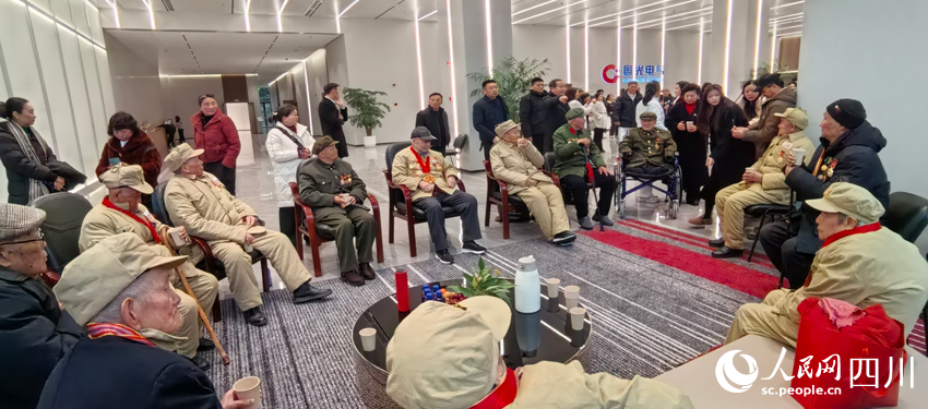 老英雄们休息交流。人民网记者 刘海天摄