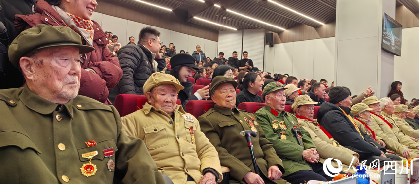 老英雄们欣赏孩子们表演爱国主义题材节目。人民网记者 刘海天摄