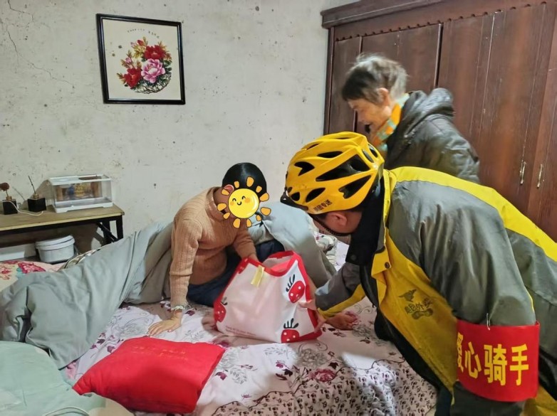 爱心骑手志愿者派送新年微心愿。王晨供图