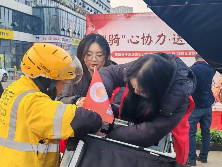 固定爱心派送旗帜。王晨供图