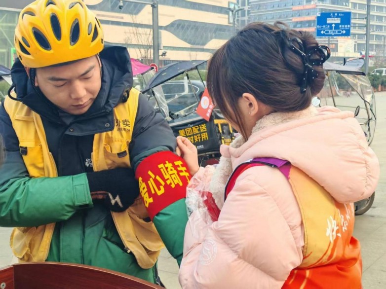 佩戴“爱心骑手”袖标。王晨供图