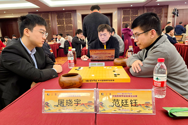 屠曉宇(左)對陣范廷鈺。人民網記者 胡雪蓉攝