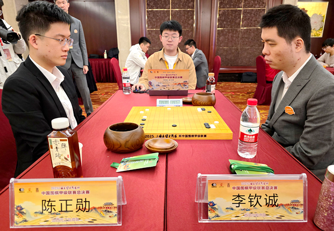 李欽誠(右)對陣陳正勛。人民網記者 胡雪蓉攝