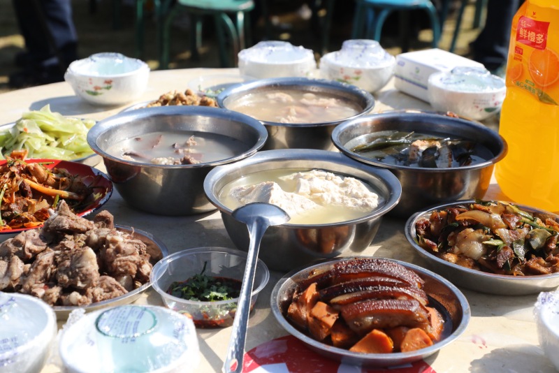 刨汤宴上的美食。德昌县委宣传部供图