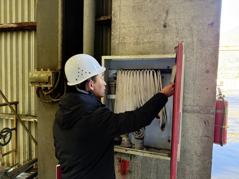 刘聪正在检查消防设施。德昌县委宣传部供图