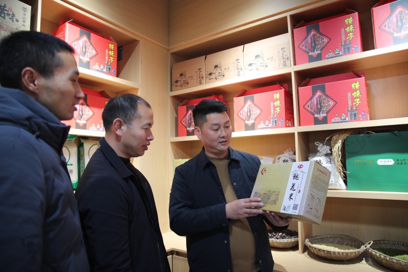 正在介绍桃花镇三溪村种植生产的大米。宣汉县委宣传部供图
