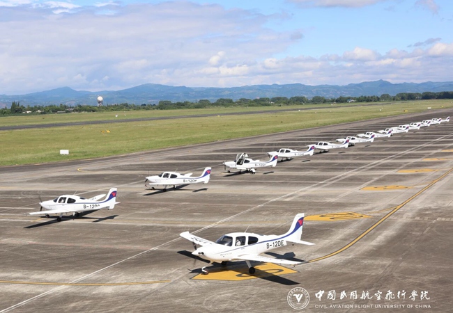 学员在中飞院广汉机场进行飞行训练。中国民用航空飞行学院供图