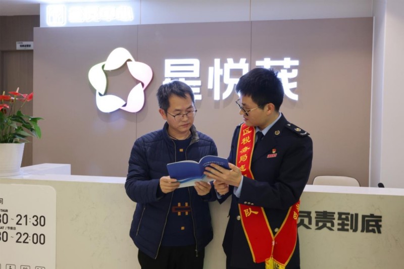 稅務干部向商戶宣傳減免等政策的“服務禮包”。攀枝花市稅務局供圖