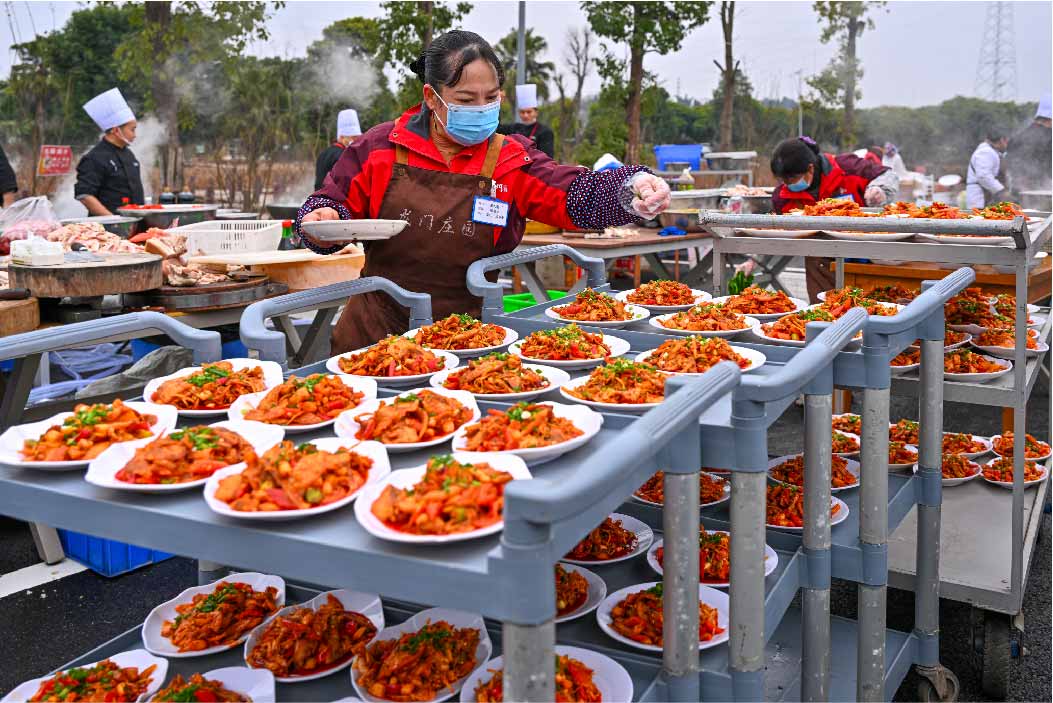 准备丰盛的“年猪宴”菜品。仁寿县委宣传部供图