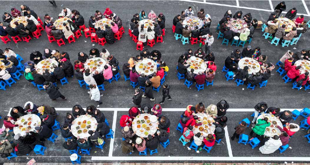 邻里宾客围坐共享佳肴。仁寿县委宣传部供图