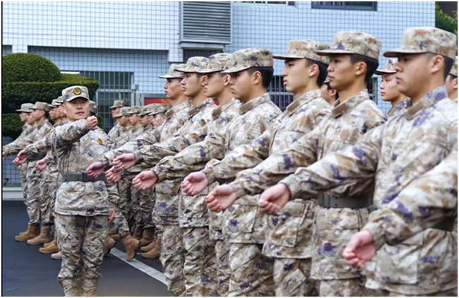 邓荣参与民兵训练。贡井区退役军人事务局供图