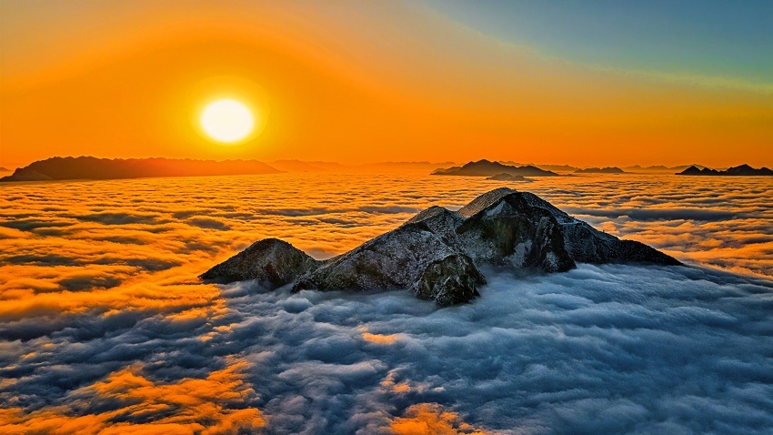 金輝洒滿雲海間。石仲攝