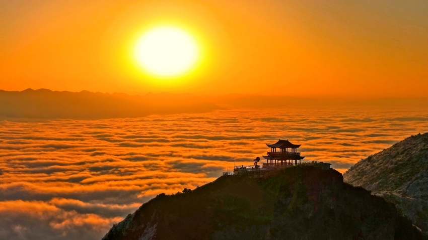 八仙閣矗立雲端。石仲攝