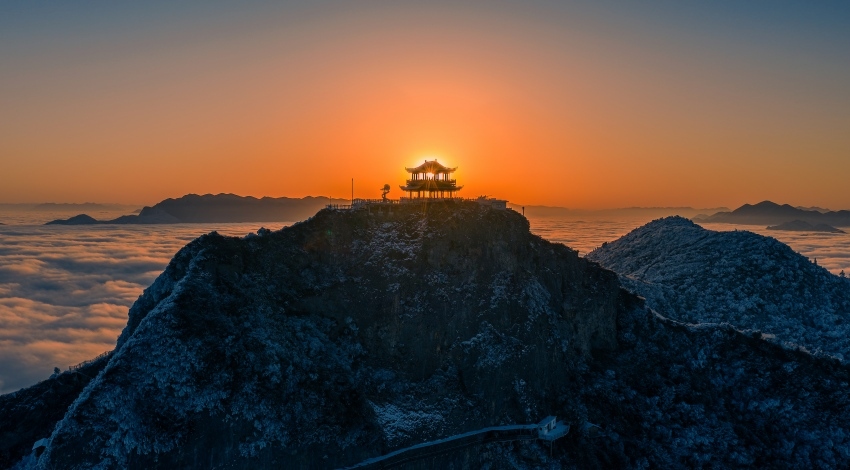 八仙閣凌空迎朝陽。馮旭東攝