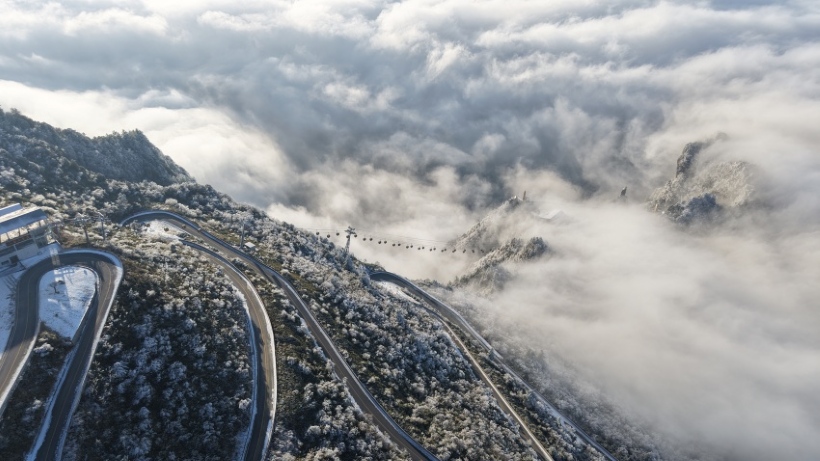 雪涌山巒雲漫峰。馬娟攝