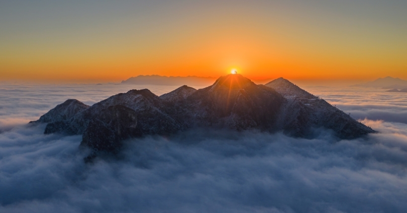 雲海日出，群山壯美。馮學東攝