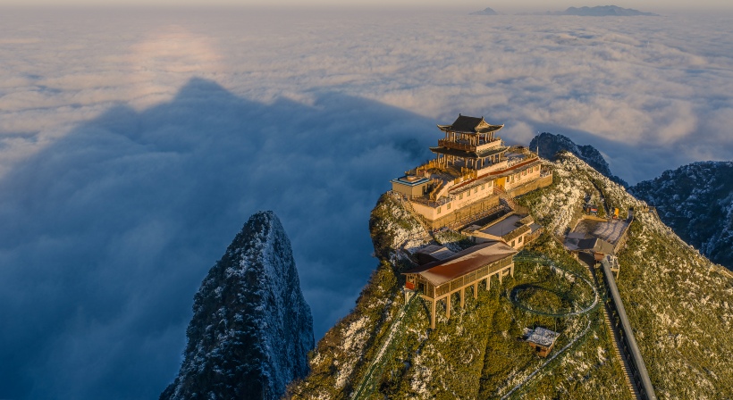 光影絢麗，山勢險峻。馮學東攝