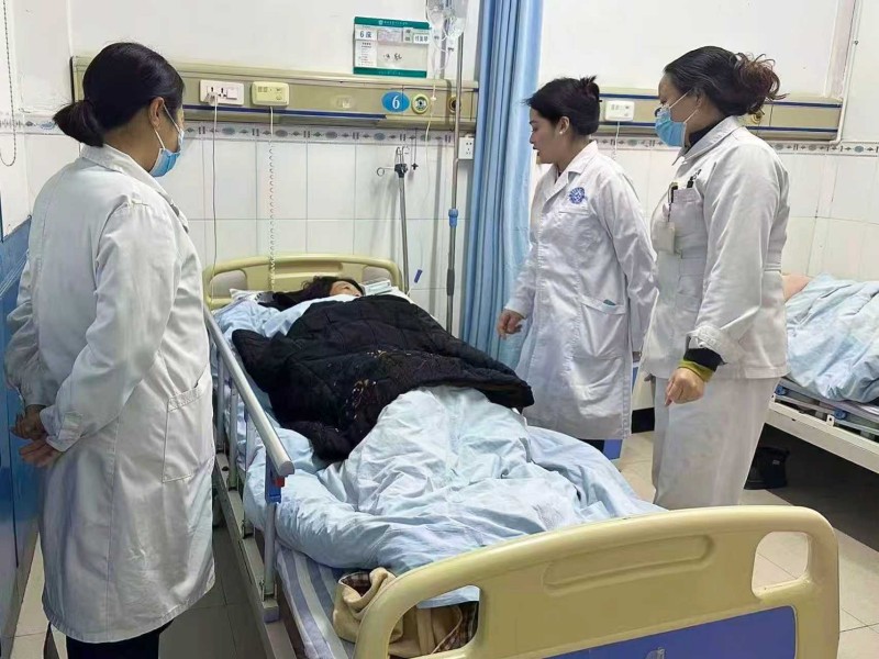 蒋可（右二）正在术后查房。受访单位供图