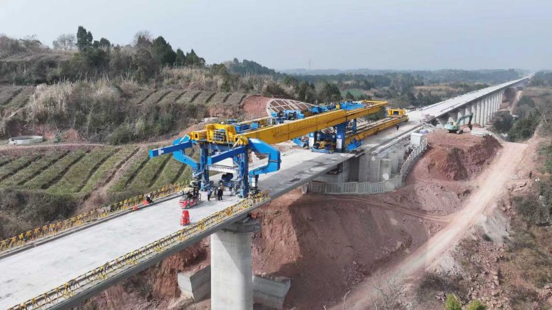 最后一榀箱梁成功架設。姚陽攝