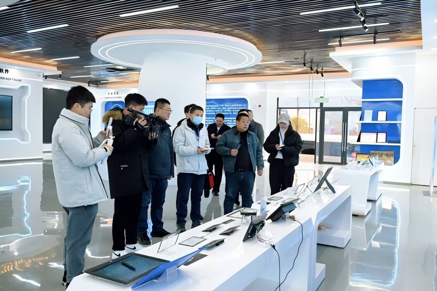 媒體團參觀採訪四川高顯科技有限公司。喬薇供圖