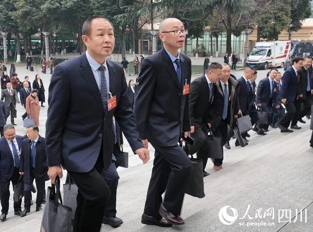 參會人員入場。袁曼倪攝