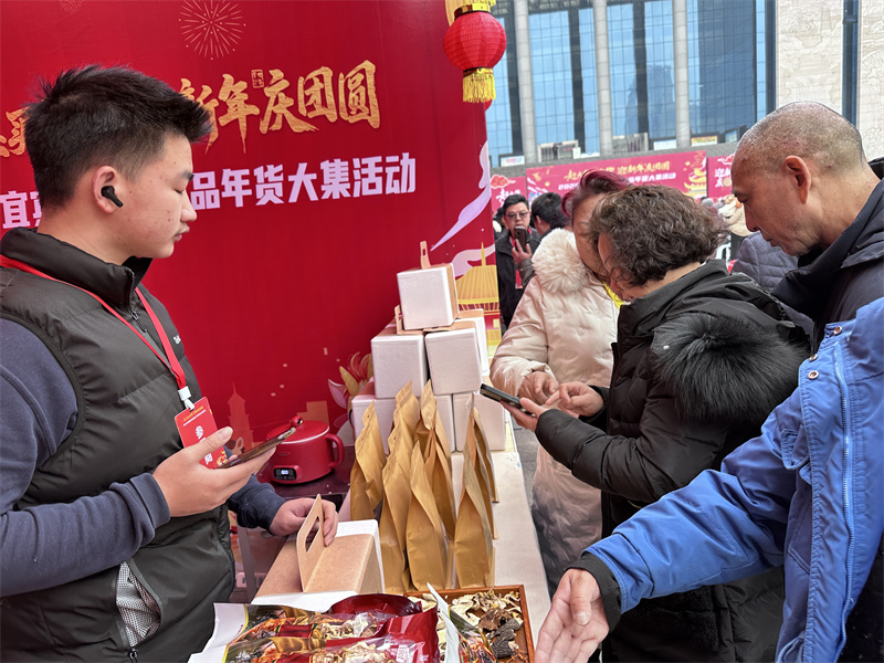 市民排隊選購年貨。單毅夫攝
