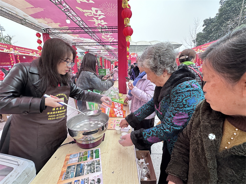 市民品尝汤圆。单毅夫摄