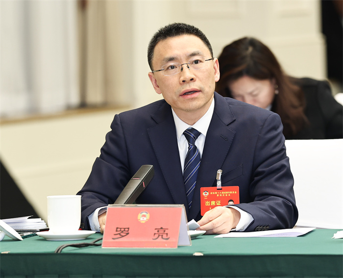 成都市政协委员罗亮。受访者供图