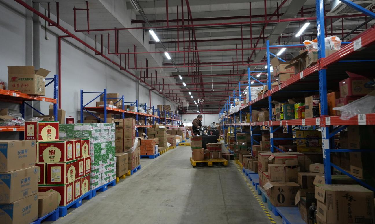 调味品车间里，工作人员在分选货品。苏杭供图