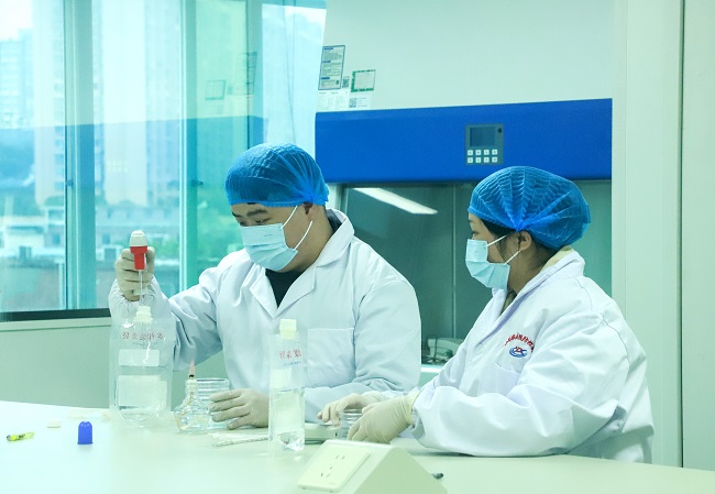 微生物检测。虞芳琳供图
