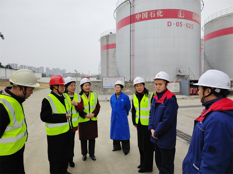 黃久長在廣漢油庫調研春節油品保供情況。詹雨婷攝