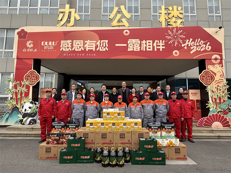 黃久長在四川石化雅詩紙業慰問員工。詹雨婷攝