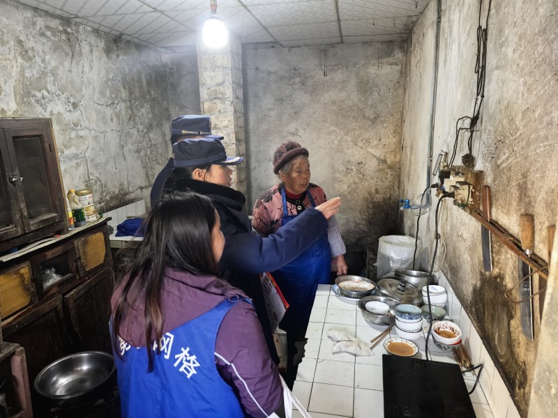 消防员正在老人家中排查电器线路安全隐患。冕宁县消防救援局供图