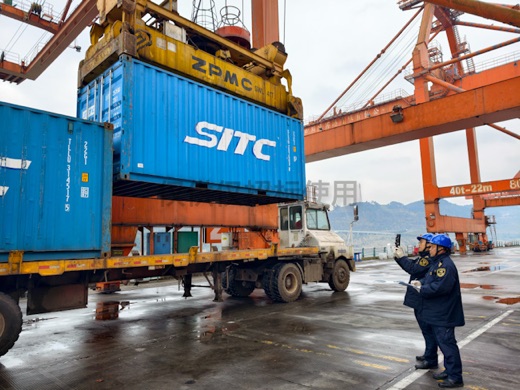 1月30日，在宜宾海关监管下，四川首批采用水水联运海关监管新模式的出口货物从宜宾港启运。成都海关供图