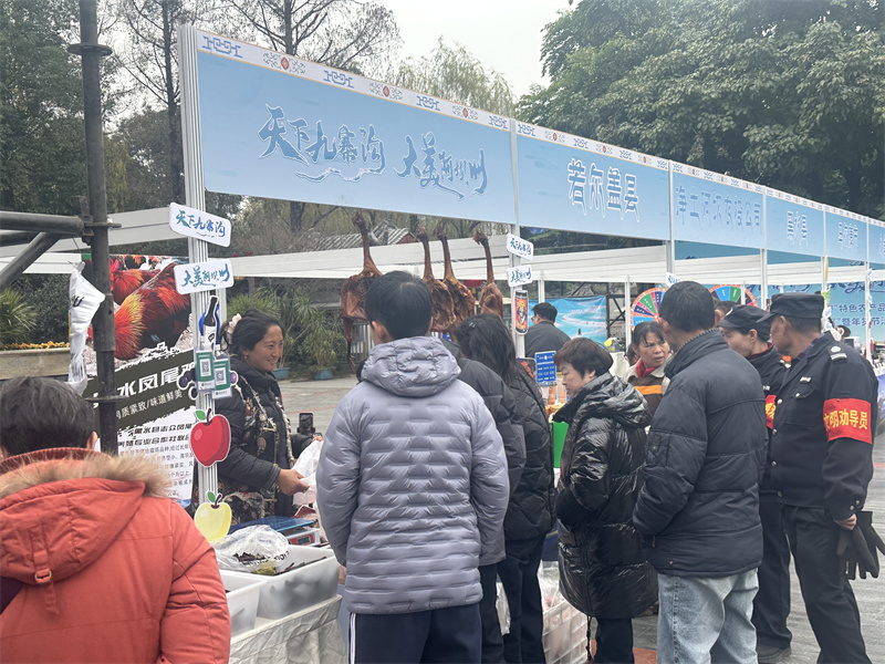 市民选购阿坝州商品。主办方供图