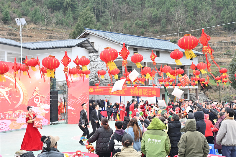 演职人员与村民互动。朝天区融媒体中心供图