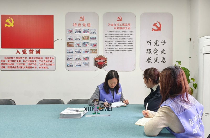 ”叙小妹“为辖区女同志讲解妇女儿童保护法律法规。张丽君供图