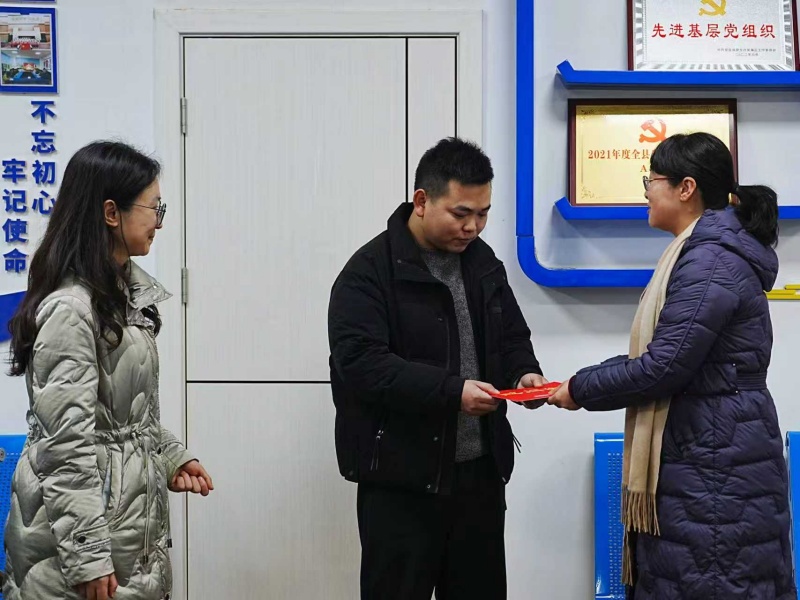 2月2日，市、县红十字会相关负责人向刘先生送来慰问信。潘政吉摄