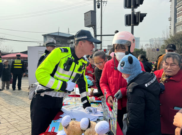 春运首日话安全，成都交警“赶大集”。成都交警五分局供图