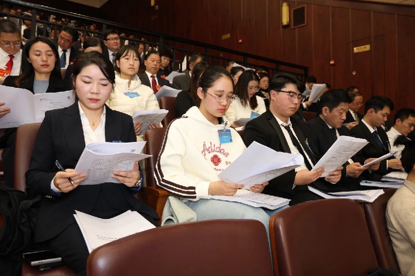 12位公民受邀旁听四川省第十四届人民代表大会第五次会议。四川省人大供图