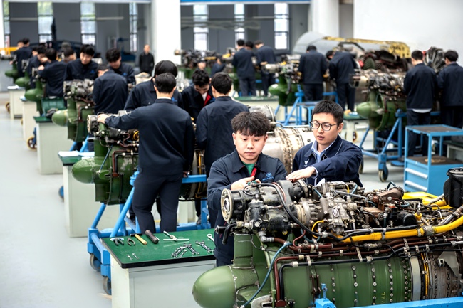 航空發動機裝配調試技術專業學生發動機傳總裝實訓。受訪者供圖