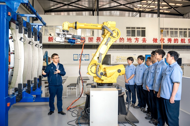 飛行器數字化制造技術專業學生進行飛機壁板自動鑽鉚學習。受訪者供圖