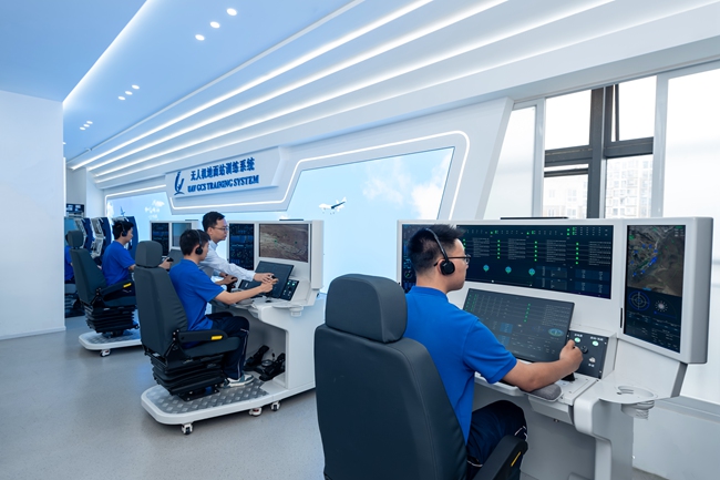 無人機應用技術專業學生學習地面指揮控制系統操作。受訪者供圖