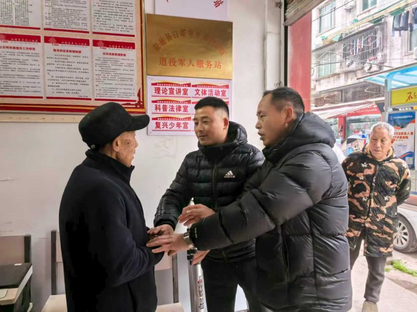 2月3日，蒋大爷坚持给现金感谢，刘小军、罗章明婉言谢绝。潘政吉摄