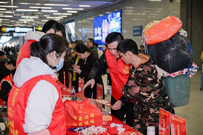 現場服務返鄉過年的打工人員。主辦方供圖